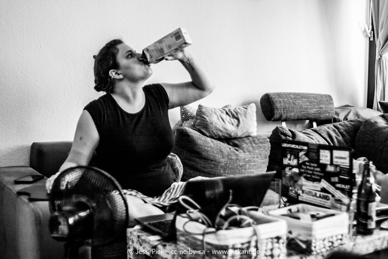 201607101 Who are you Me on couch01p